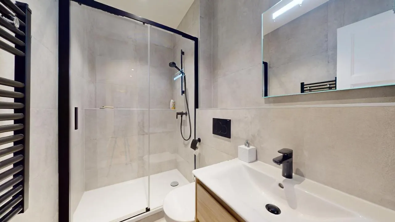 Beautiful Modern Apartment With Balcony In Ženeva